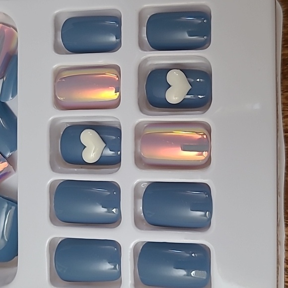 3D Hearts & Iridescent Press On Nails - Picture 1 of 15